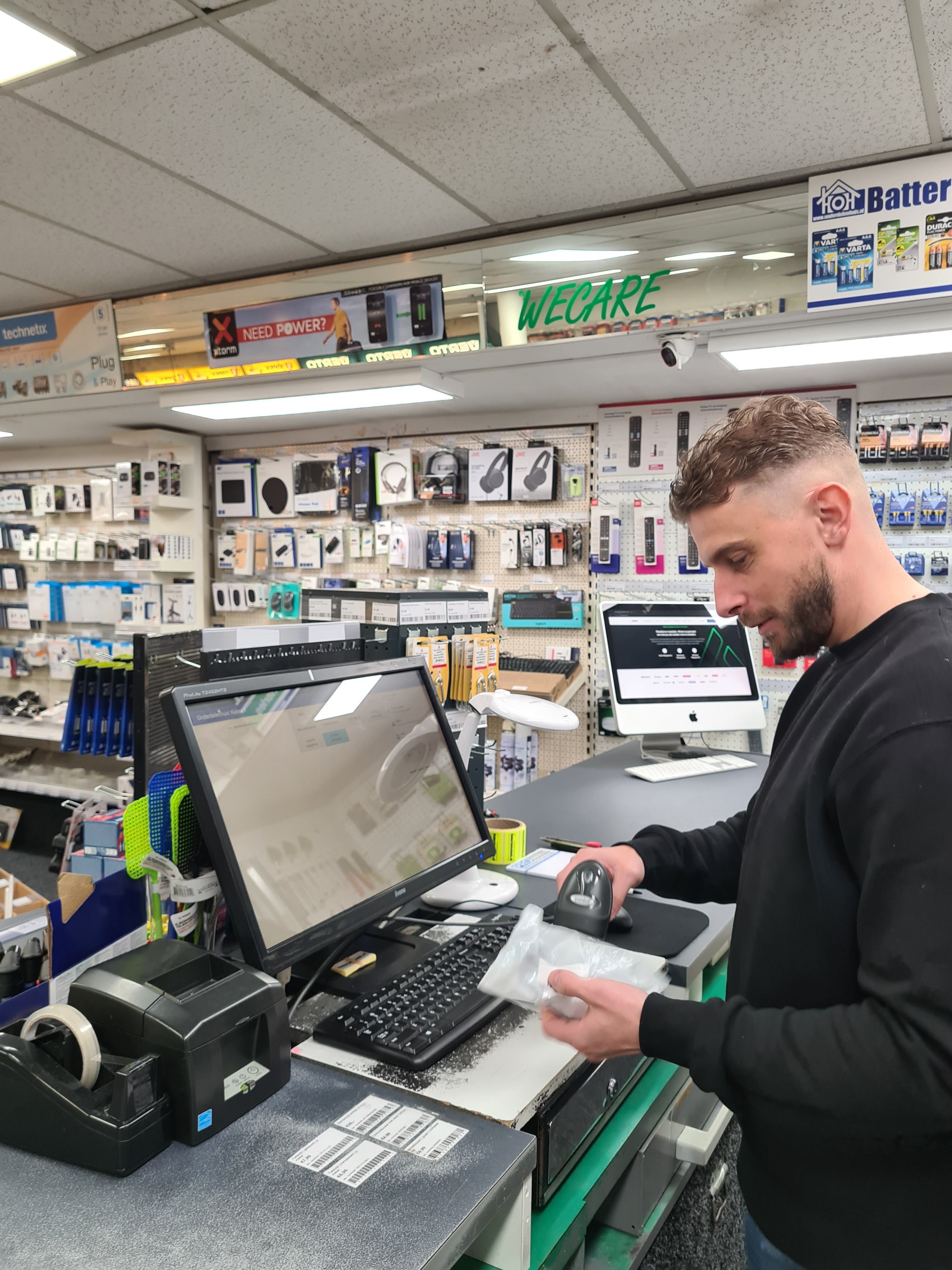 Edwin CEO of Onderdelenhuis in his store