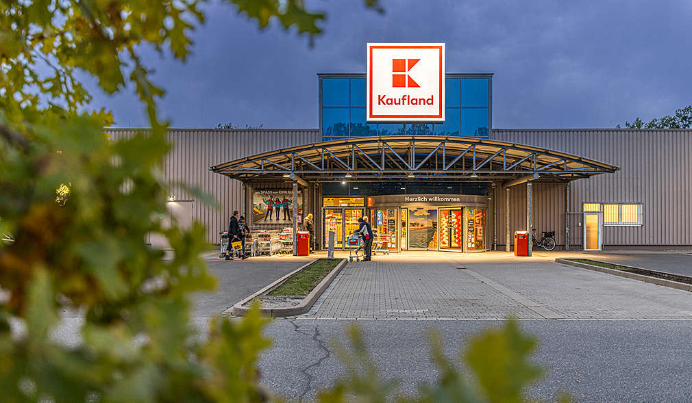 Gevel van een Kaufland-winkel met logo