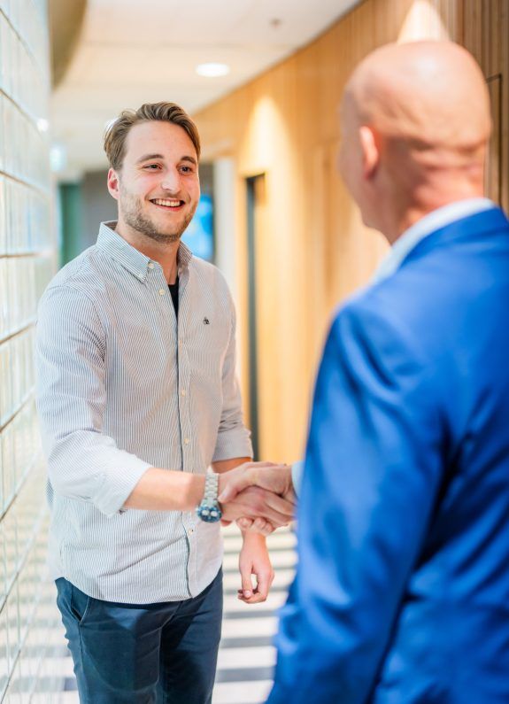 Klaer kantoor advies klant begroeting