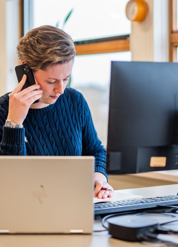 Klaer kantoor bellen computer onze zorg