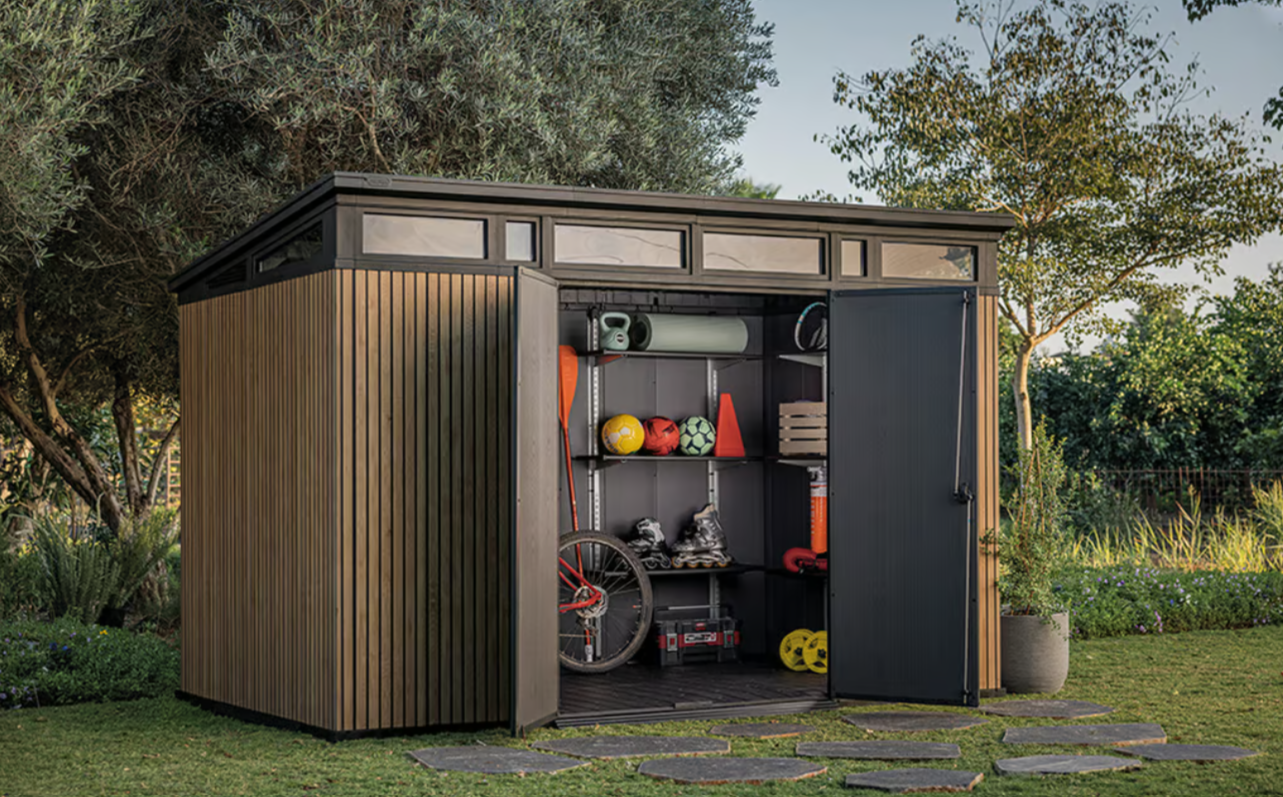 Bruin kunststof tuinhuis met openstaande deuren