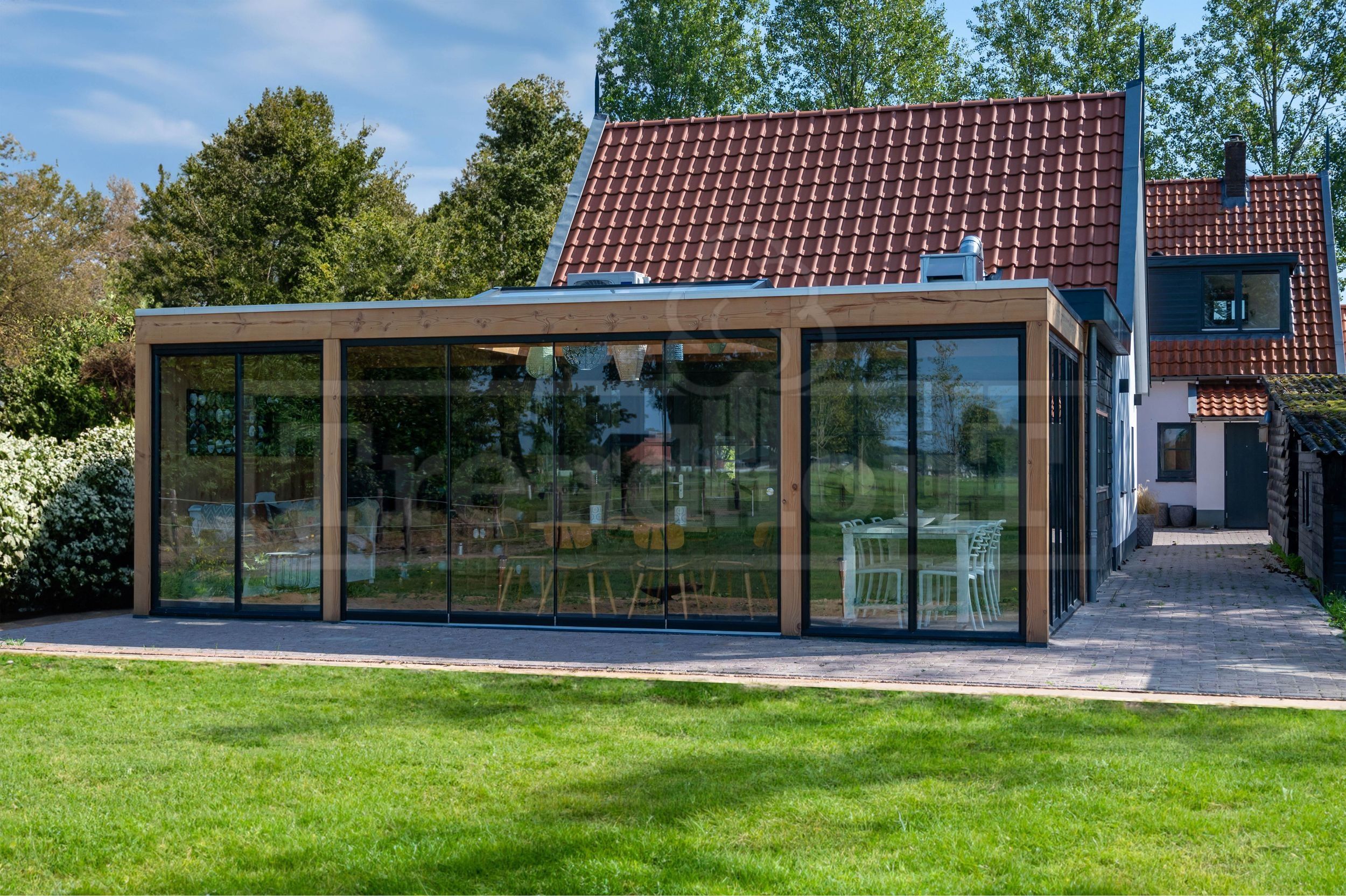 Foto van Trendhout aanbouwveranda Modena links 730x365 cm