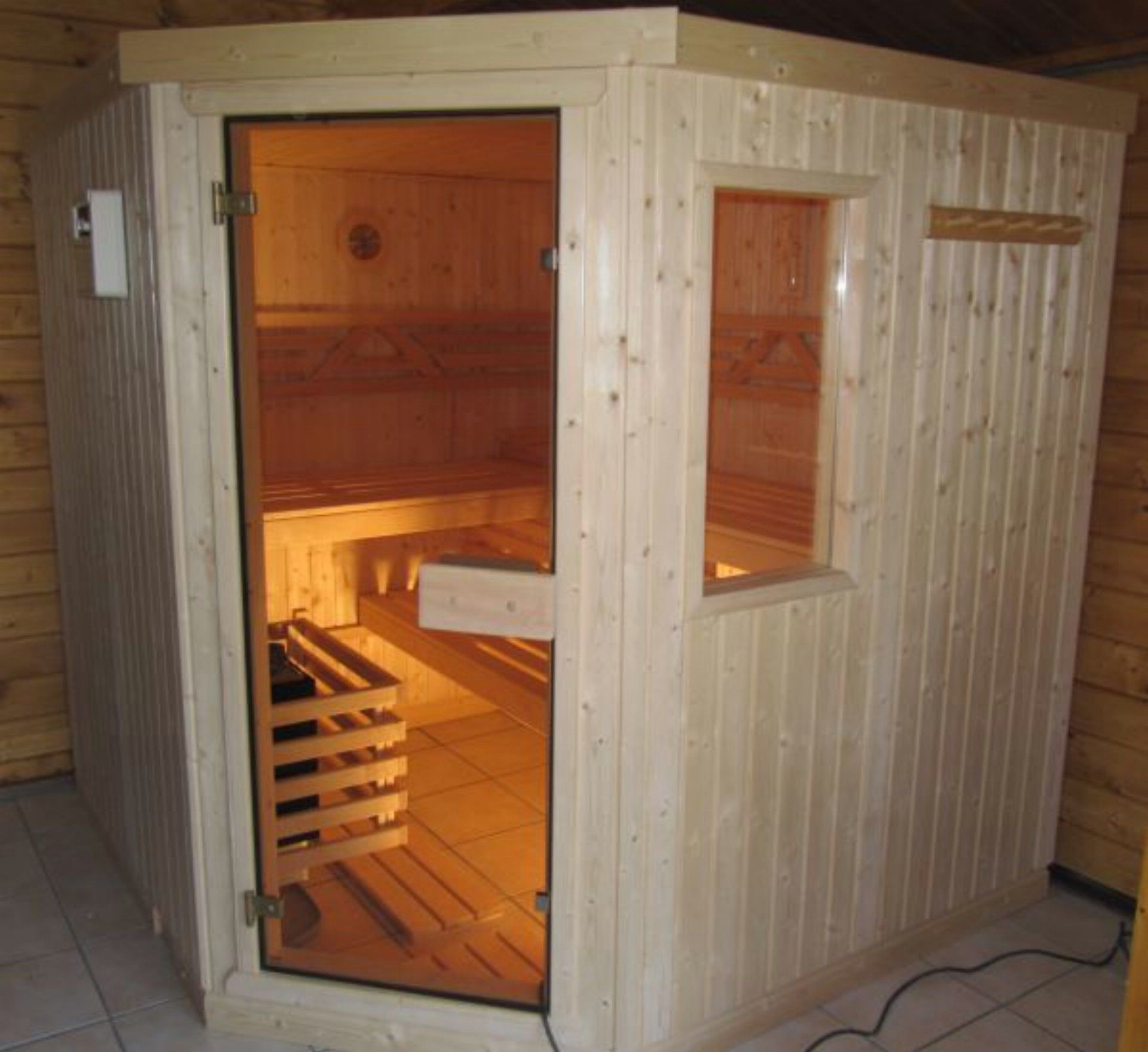 Foto van Azalp elementhoeksauna Classic 169x152 cm - vuren