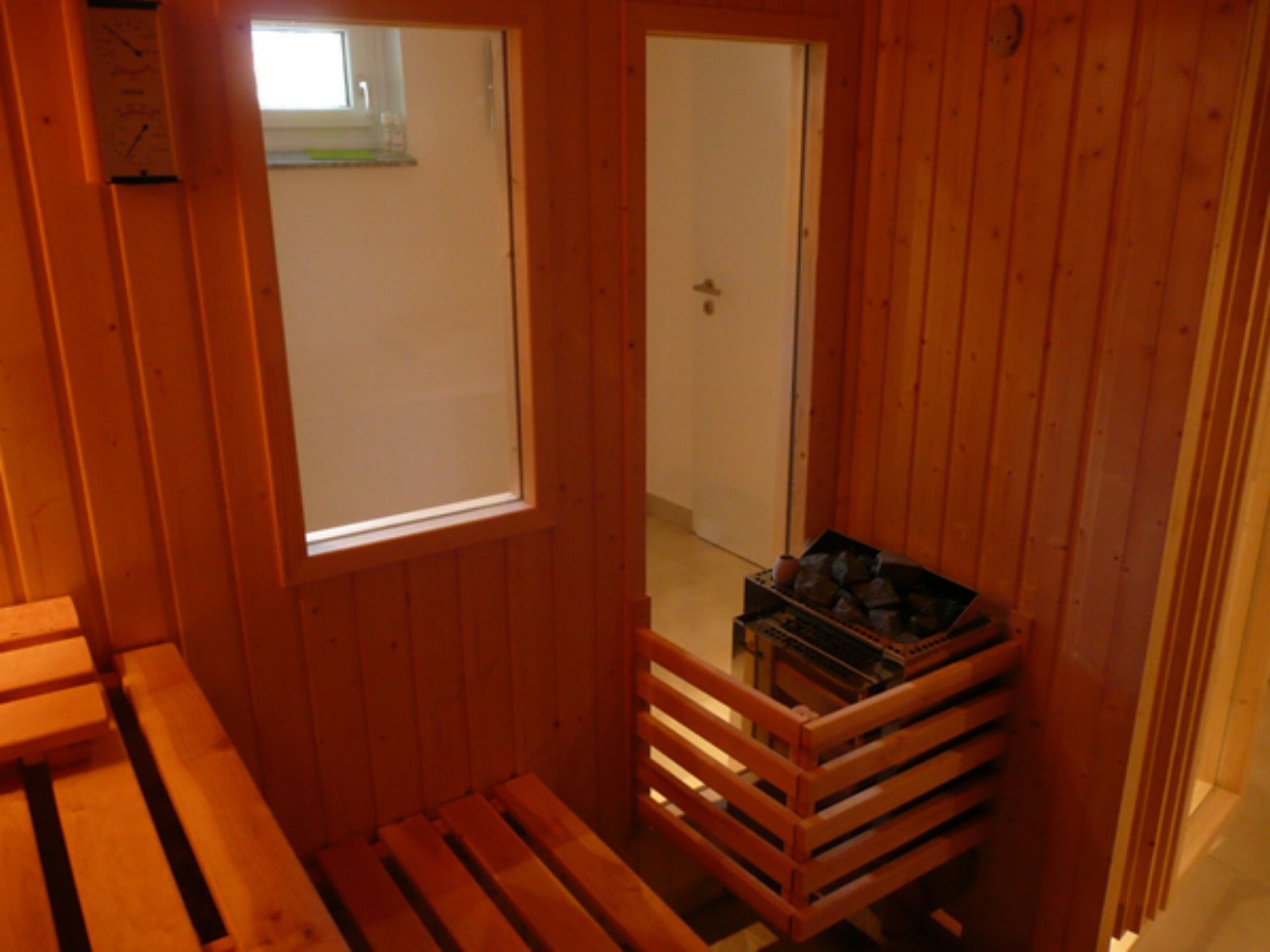 Foto van Azalp elementhoeksauna Classic 220x152 cm - vuren