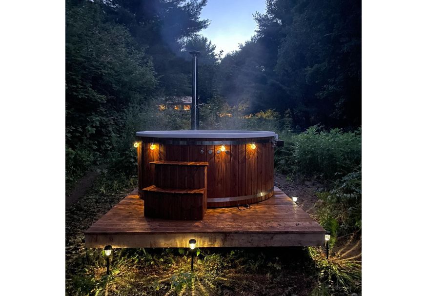 Premium houtgestookte hottub Kjeld met externe houtkachel Foto van Premium houtgestookte hottub Kjeld met externe houtkachel
