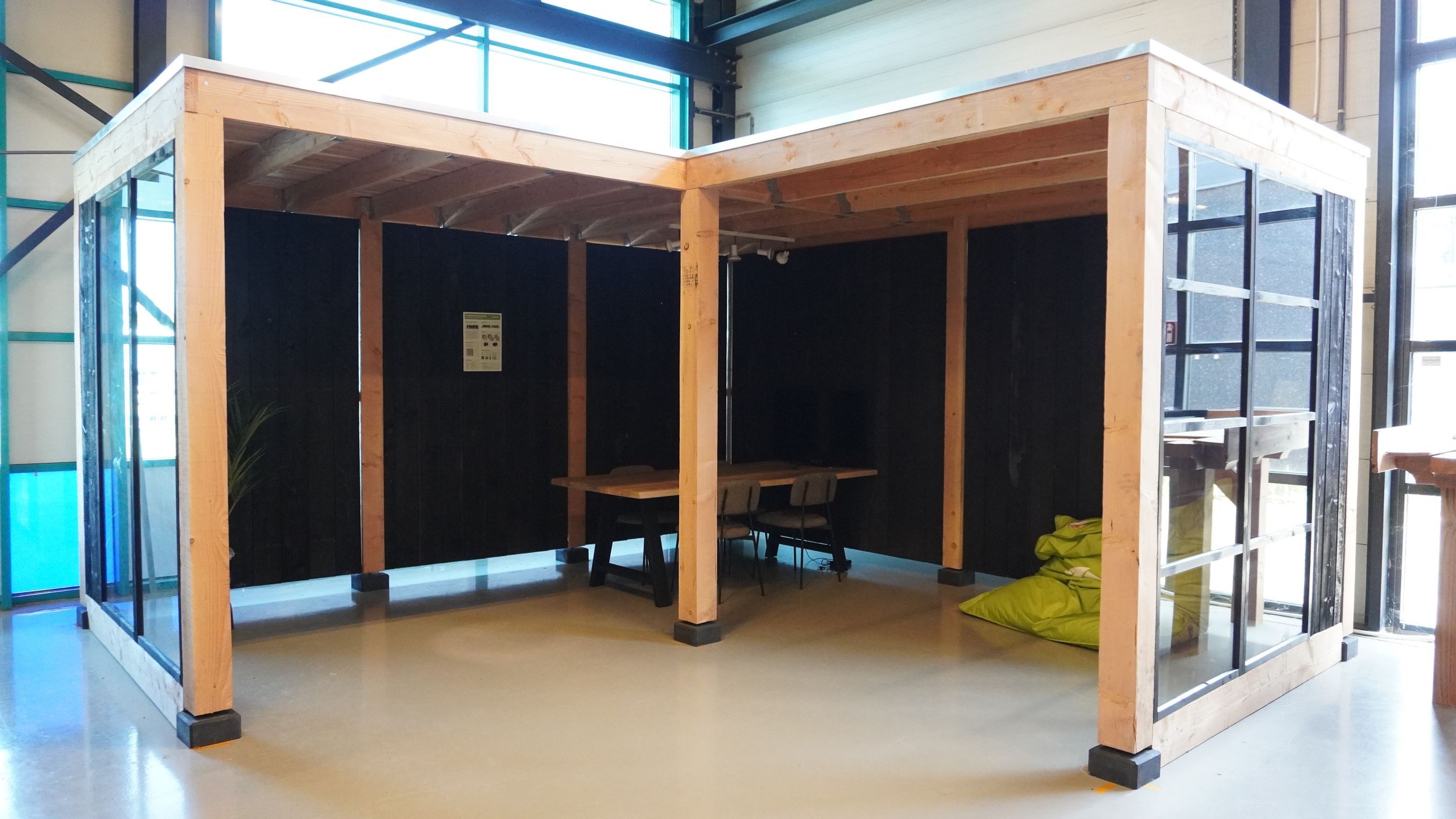 Foto van WoodAcademy Douglas overkapping L-model Moonstone Excellent Nero - Showroom Model
