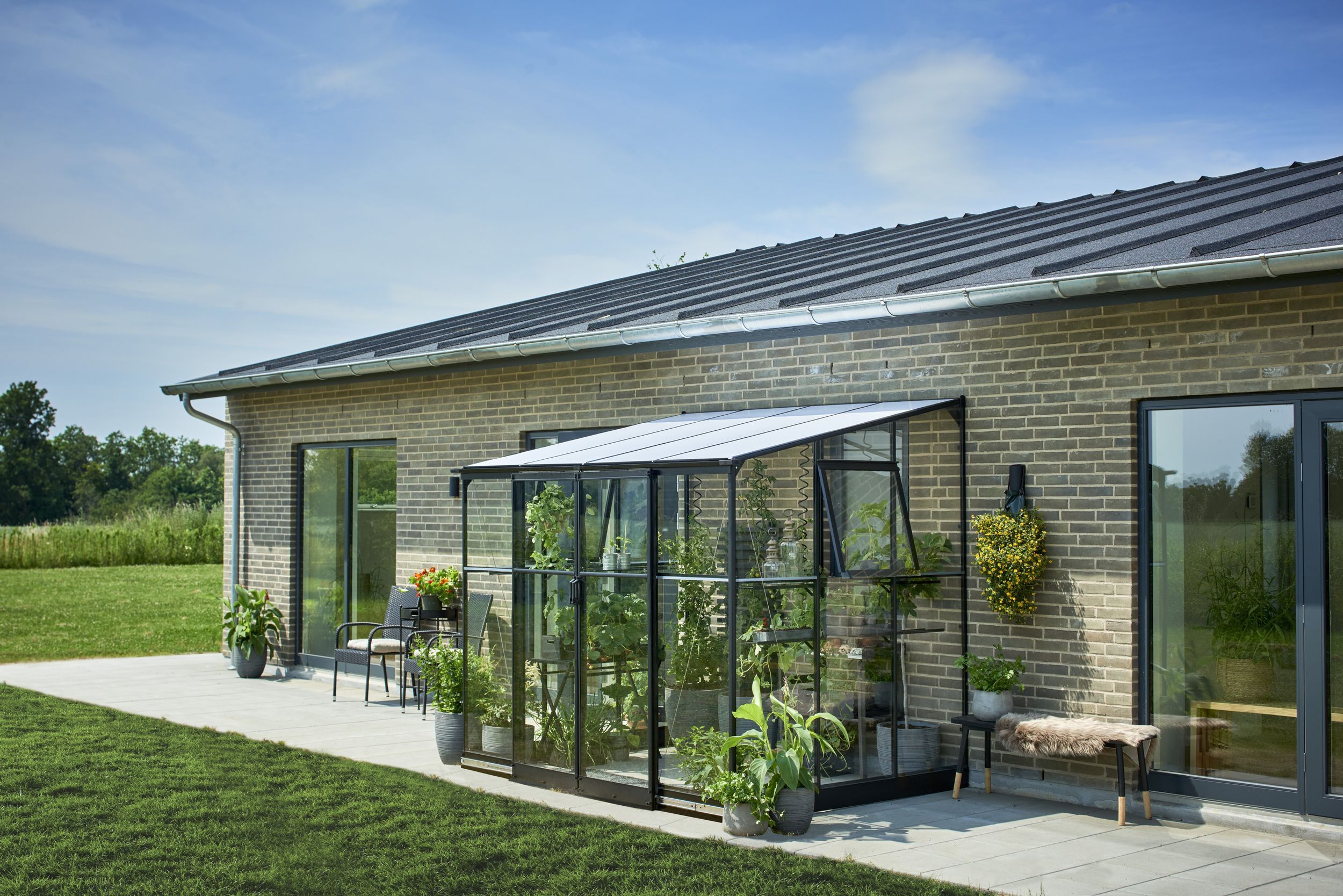 Foto van Royal Well Qube Lean-to 68 Muurkas zwart + 6 mm polycarbonaat