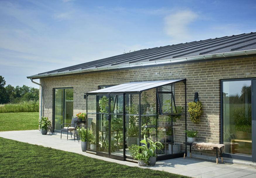 Royal Well Muurkas Qube Lean-to 68 zwart + 6 mm polycarbonaat Foto van Royal Well Muurkas Qube Lean-to 68 zwart + 6 mm polycarbonaat