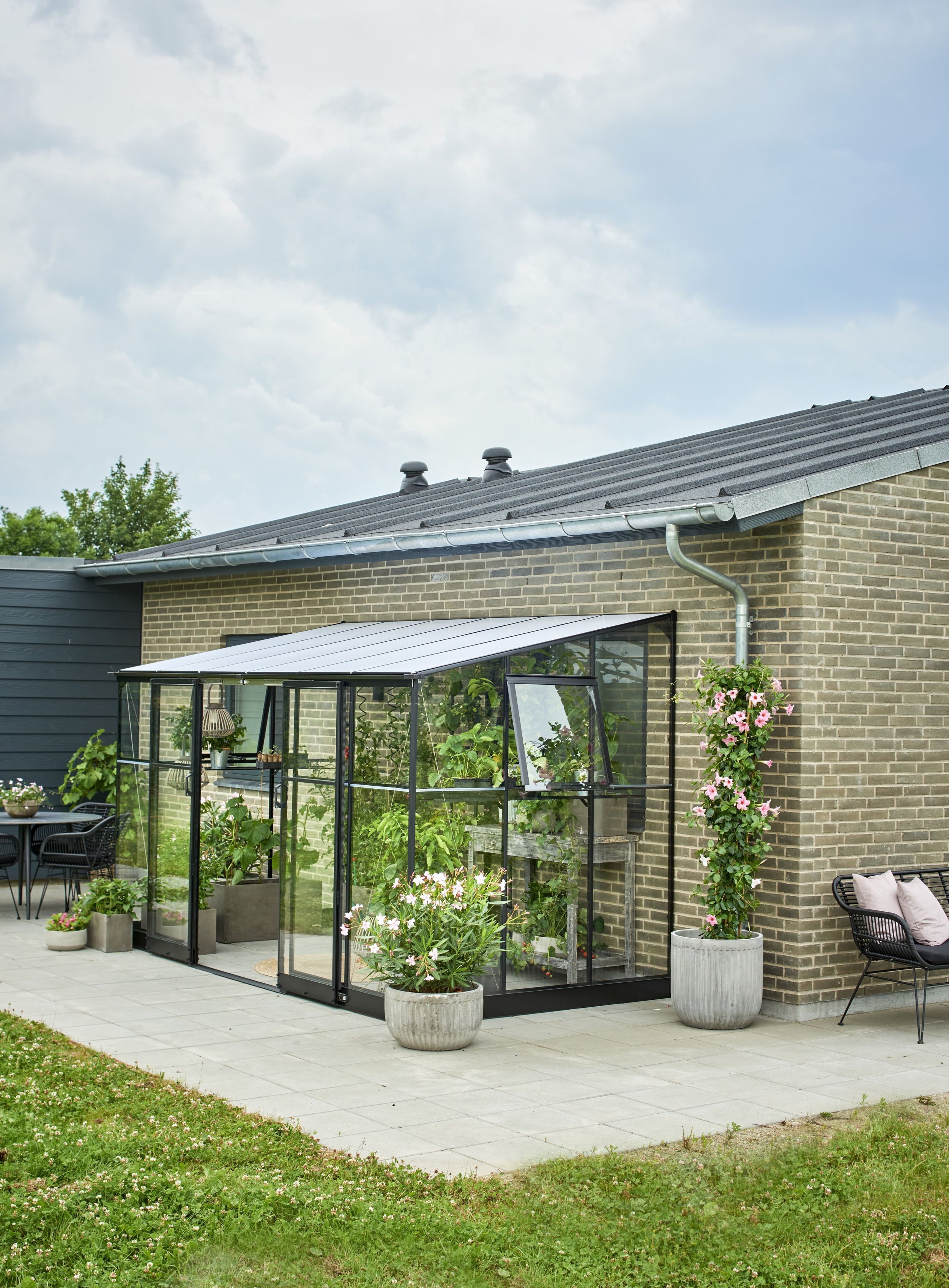 Foto van Royal Well Qube Lean-to 612 Muurkas zwart + 6 mm polycarbonaat