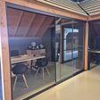 Foto van Azalp glazen schuifwand – Showroom