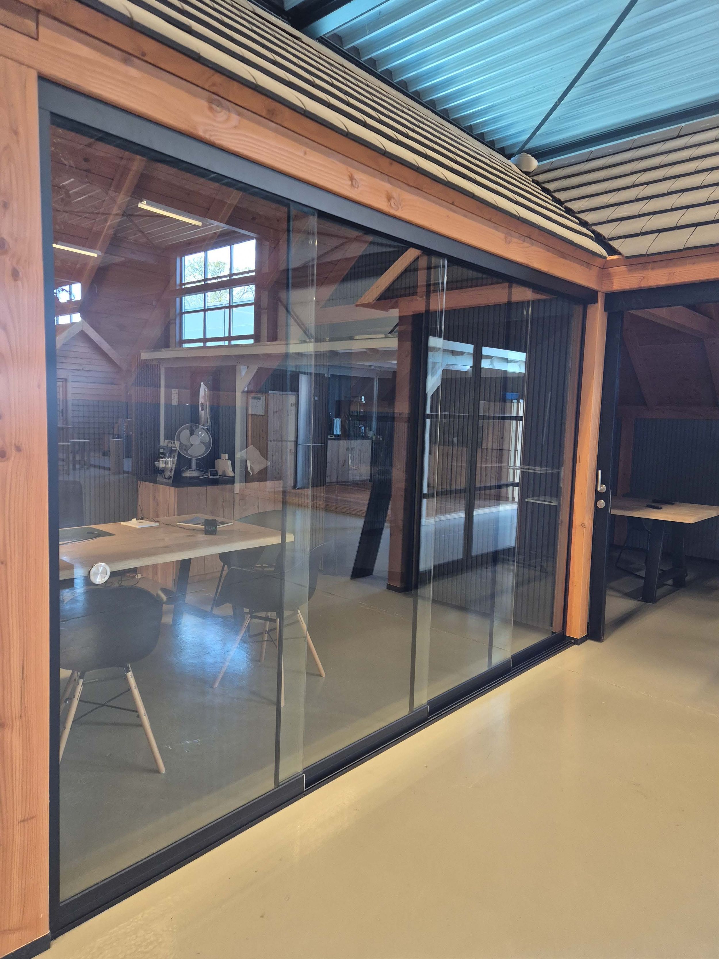 Foto van Azalp glazen schuifwand – Showroom