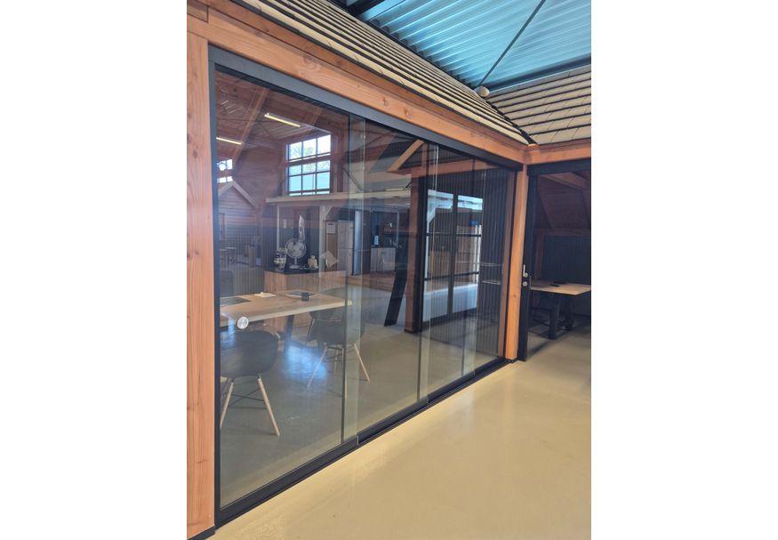 Azalp glazen schuifwand – Showroom Foto van Azalp glazen schuifwand – Showroom