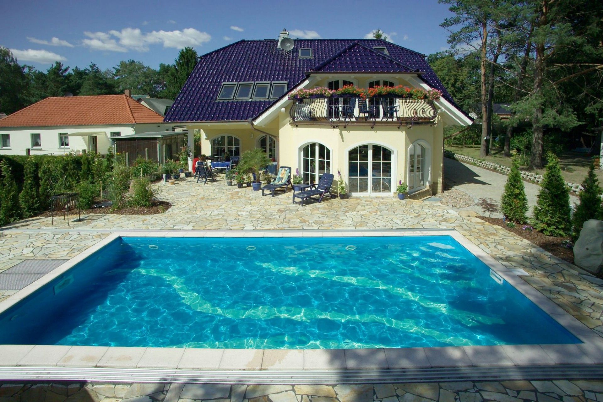 Foto der Trend Pool Beckenrandsteine weiß (für Rechteckbecken)