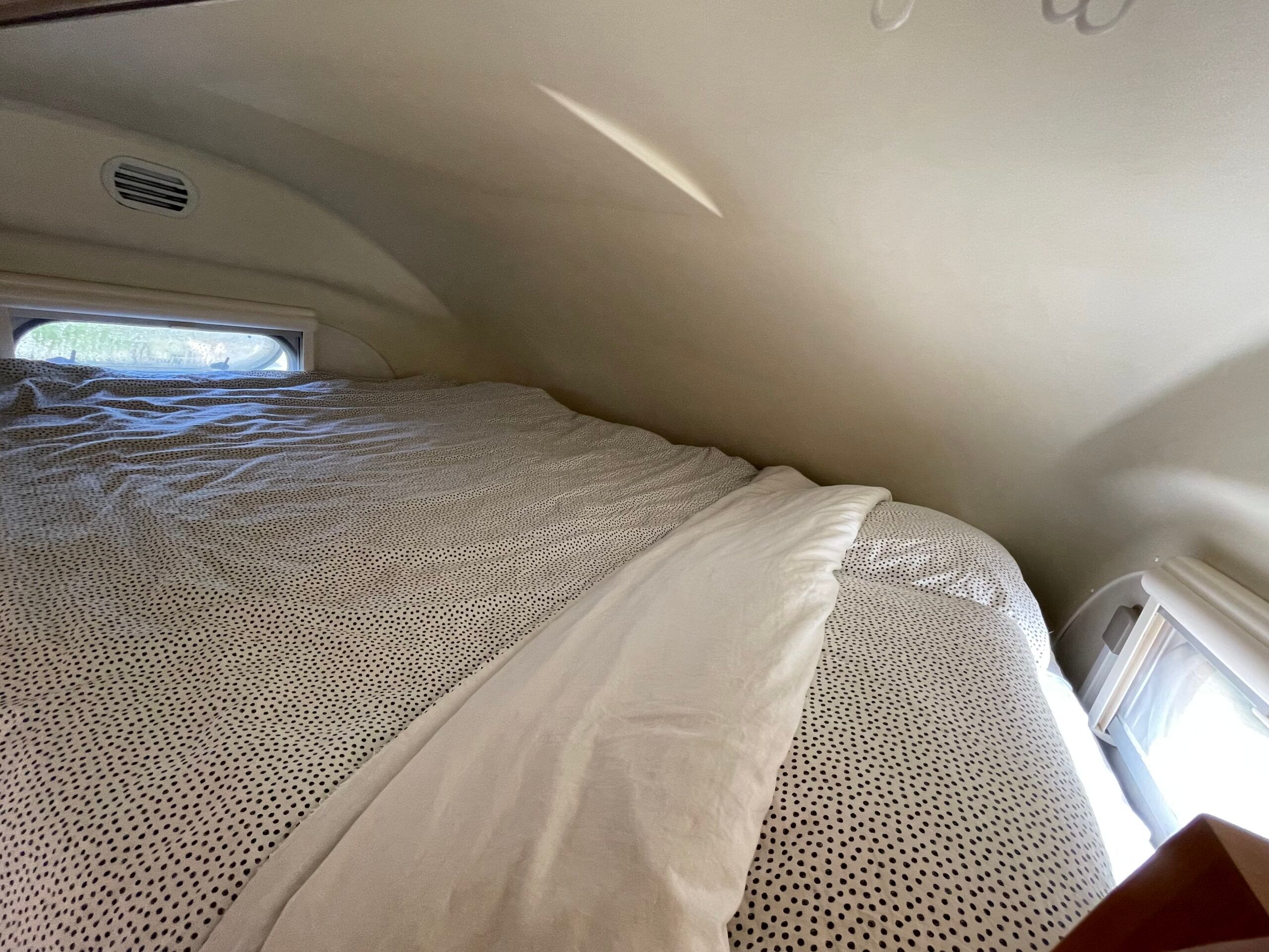 Alkoof Bed Comfort Cruizer | CozyCamperVans.nl