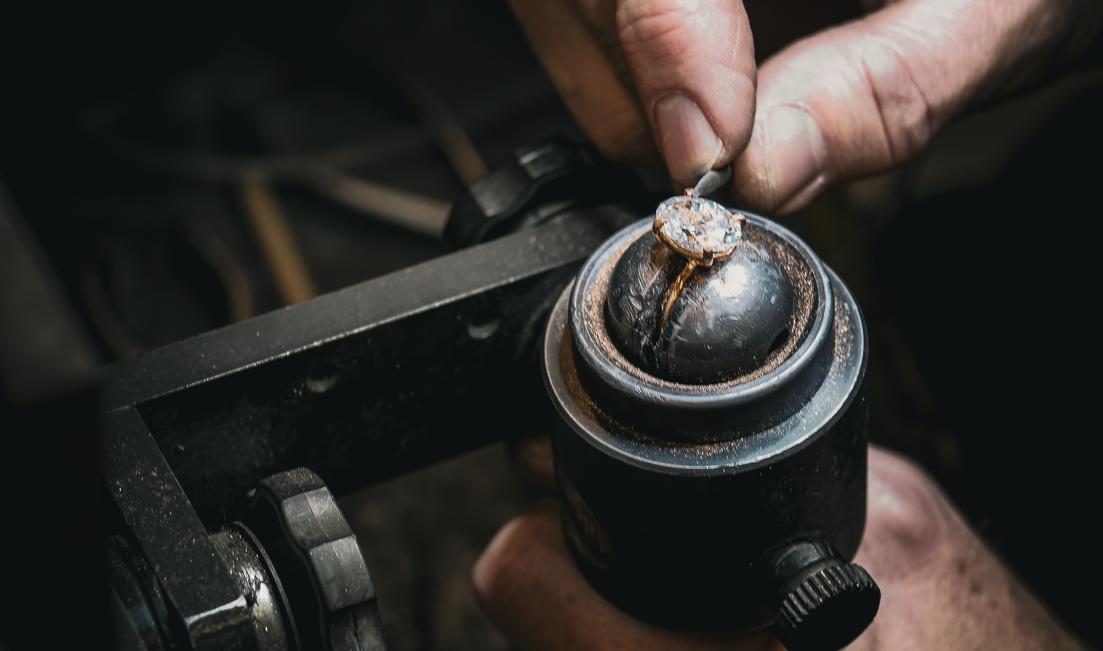 hand goudsmid met diamanten verlovingsring