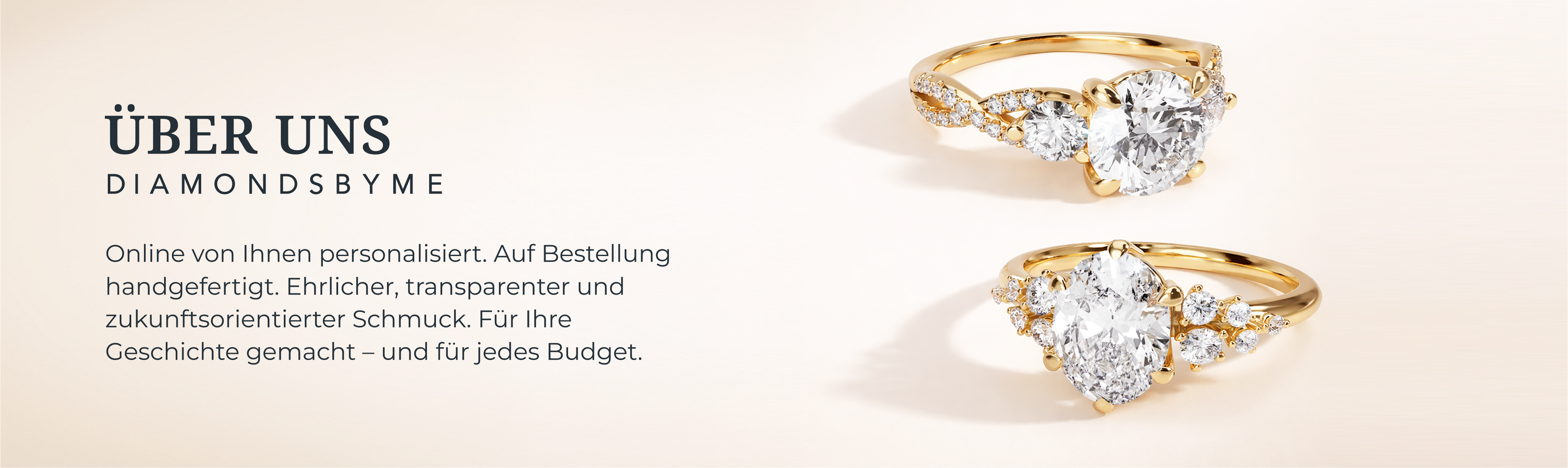 Zwei funkelnde Diamantringe auf beigem Hintergrund