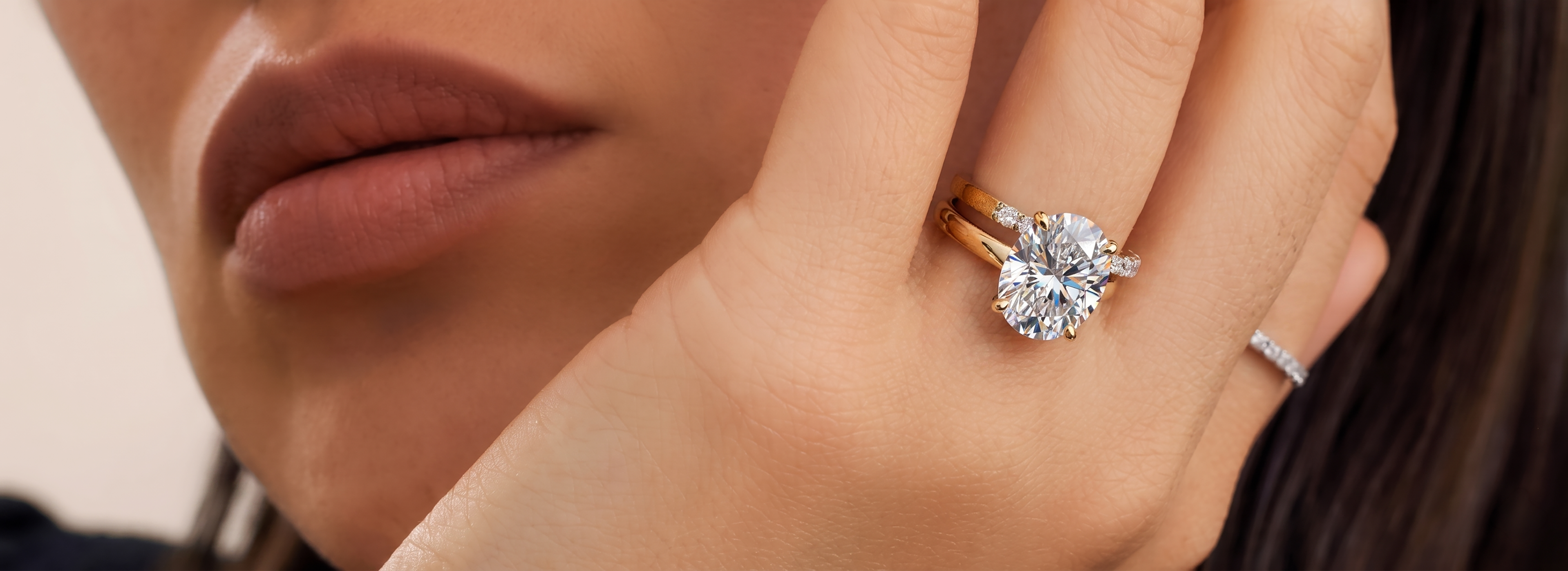 Frau trägt einen Diamantring zum Weltfrauentag