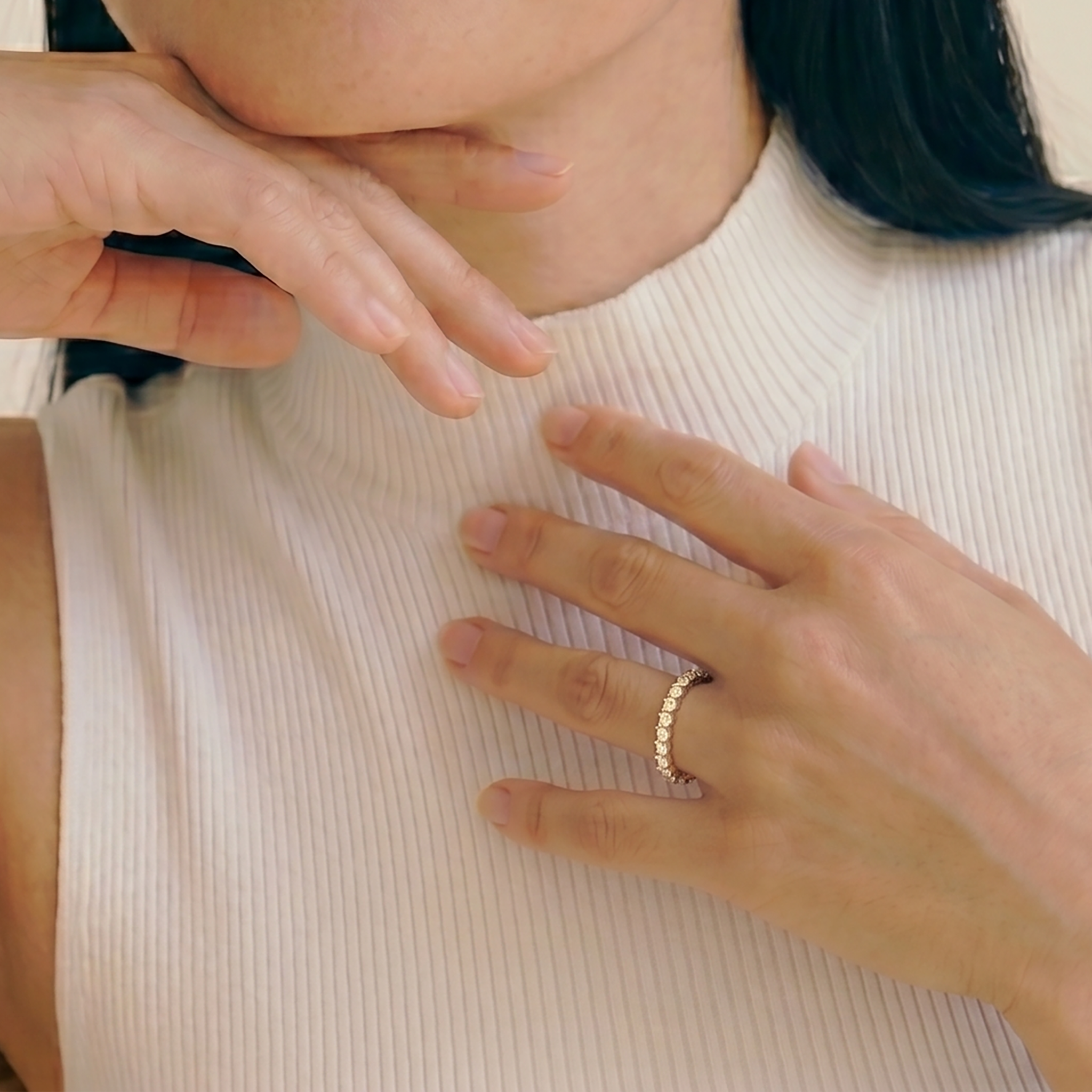 Frau mit Eternity-Ring