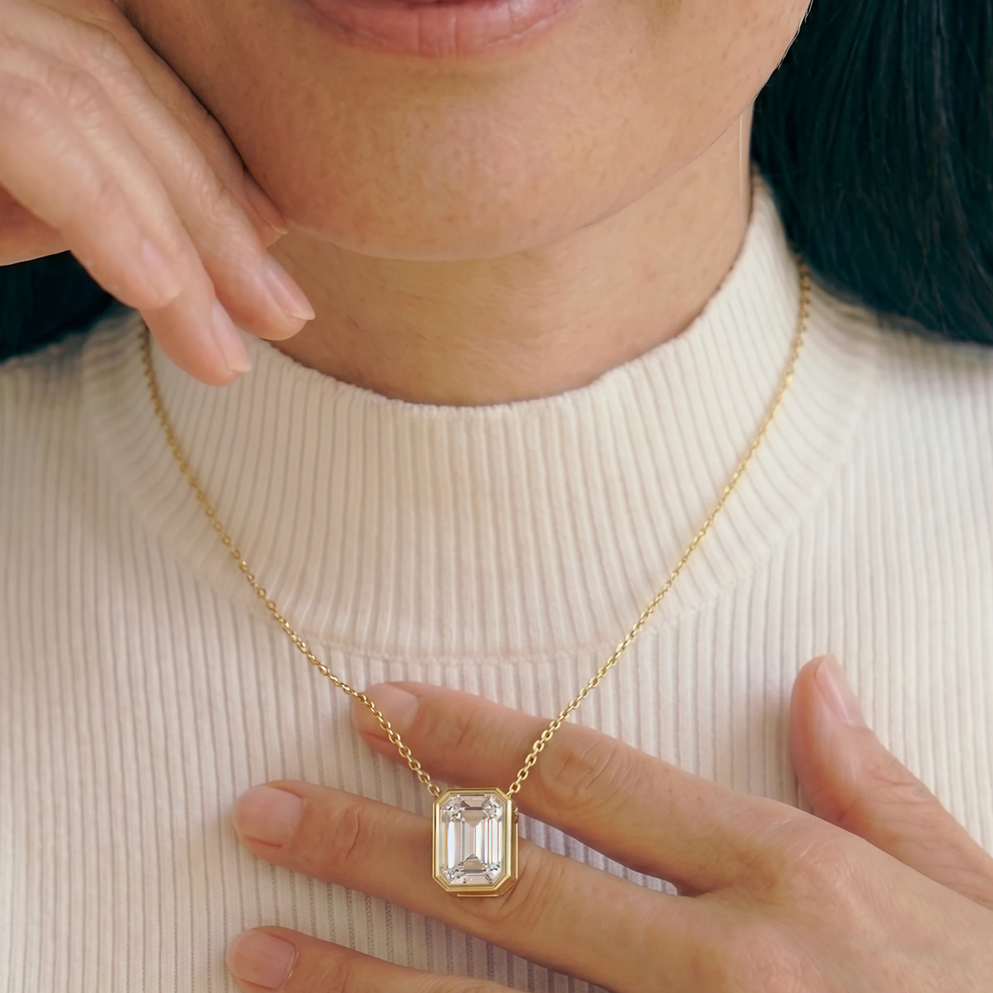 Frau mit Diamant-Anhänger im Smaragdschliff
