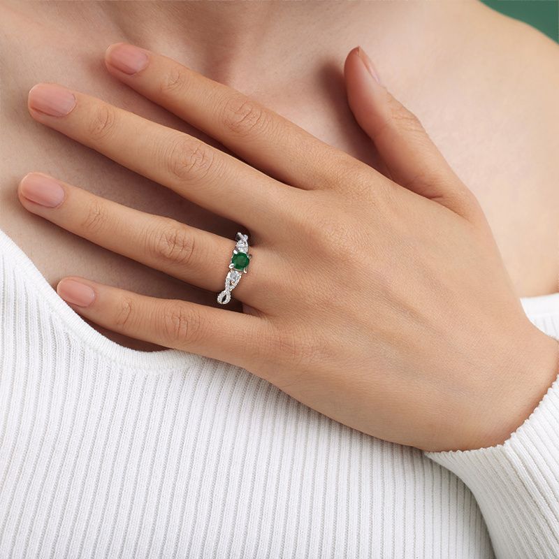 Image of Engagement Ring Marilou Cus<br/>950 platinum<br/>Emerald 5 mm