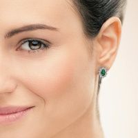 Afbeelding van Oorbellen Leesa<br/>585 witgoud<br/>Smaragd 6x4 mm