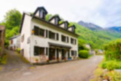 Sfeervol hotel met restaurant, vrijstaand cafe met mogelijkheid overname vrijstaande woning in de Pyreneeën Frankrijk.