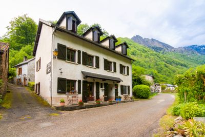 Sfeervol hotel met restaurant, vrijstaand cafe met mogelijkheid overname vrijstaande woning in de Pyreneeën Frankrijk.