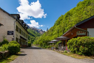 Sfeervol hotel met restaurant, vrijstaand cafe met mogelijkheid overname vrijstaande woning in de Pyreneeën Frankrijk.
