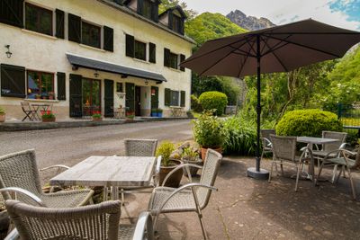 Sfeervol hotel met restaurant, vrijstaand cafe met mogelijkheid overname vrijstaande woning in de Pyreneeën Frankrijk.