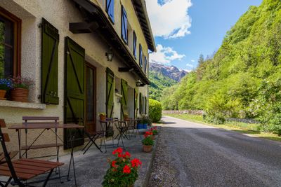 Sfeervol hotel met restaurant, vrijstaand cafe met mogelijkheid overname vrijstaande woning in de Pyreneeën Frankrijk.