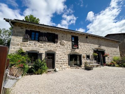 Vrijstaande geheel gerenoveerde boerderij in de Franse bergen, 2300 m2 grond