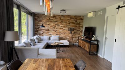 Veelzijdig huis, met bioscoop en dubbele garage en veel meer.