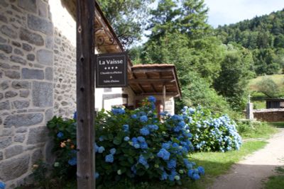 Vrijstaande geheel gerenoveerde boerderij in de Franse bergen, 2300 m2 grond
