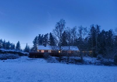 Zweden: Charmant rood houten huis met 2,4 hectare eigen grond