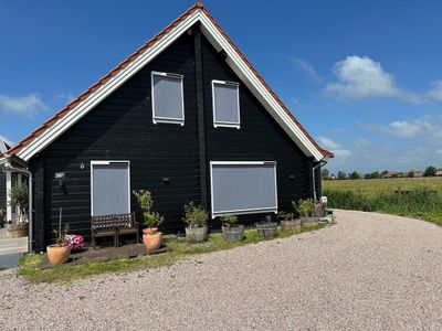 Vrijstaand landhuis met vrijstaande B&B in een beschermd weidevogelgebied te koop aangeboden.