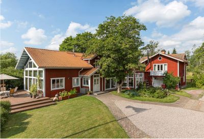 Beautiful estate consisting of 2 houses connected by a conservatory. 312m2 on privat land 3400m2 with possibility to rent an extra 7000m2. Indoor pool and ecological vegetable garden, small creek and forest as neighbours. Located in Mälarregionen