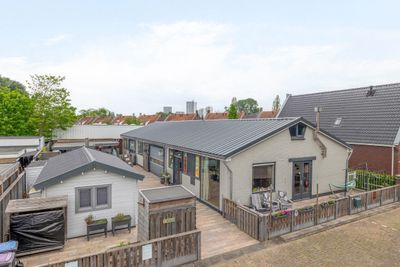 Uniek vrijstaand woonhuis op een riant perceel van circa 600m2 eigen grond met twee inpandige garages en parkeren op eigen erf!