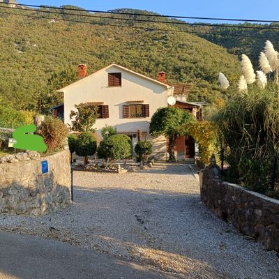 Kroatië huis met 4 appartementen 800 meter van zee