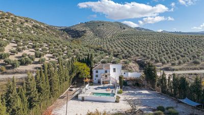 Ontdek uw perfecte Andalusische ontsnapping met deze prachtige vrijstaande Cortijo in Montefrío, compleet met een volledig legale huurvergunning