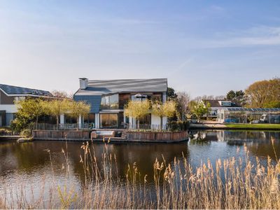 Moderne Villa + separaat gastenverblijf achter de duinen