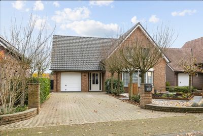 Mooie gemoderniseerde en verduurzaamde parel met eigen overdekt zwembad te koop