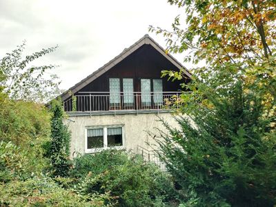 Riant woonhuis met inpandig zwembad op een royale kavel gelegen.