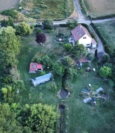 Huis met BNB op 1 hectare, permacultuur,beek en lavoir