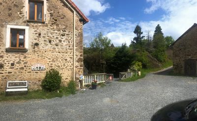 Domaine met woonhuis, meerdere panden op een terrein van 3,5H met privémeer, bos en watervallen