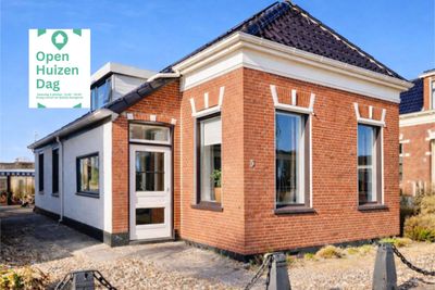 Vrijstaand wonen met praktijkruimte en twee garages in Oostwold nabij het Oldambtmeer te koop