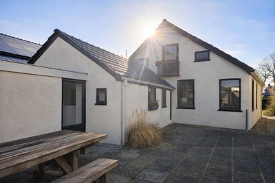 Vrijstaand wonen met praktijkruimte en twee garages in Oostwold nabij het Oldambtmeer te koop