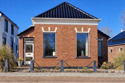 Vrijstaand wonen met praktijkruimte en twee garages in Oostwold nabij het Oldambtmeer te koop