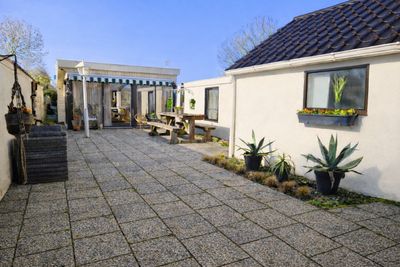 Vrijstaand wonen met praktijkruimte en twee garages in Oostwold nabij het Oldambtmeer te koop
