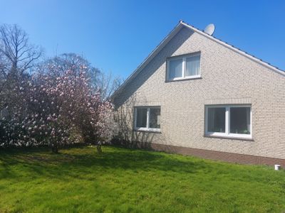 Prachtige semi bungalow met ruime garage in Bunde te koop