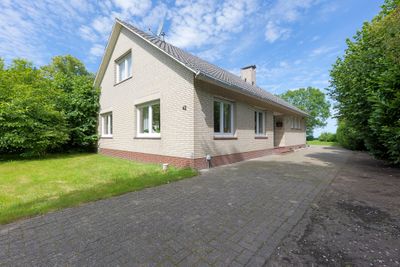 Prachtige semi bungalow met ruime garage in Bunde te koop